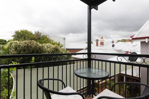 Successful Airbnb property: Perth Studio: sparkling gem, private and central in Perth