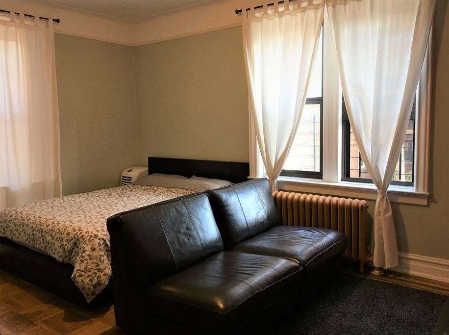 Bedroom | Large bed and 3 windows