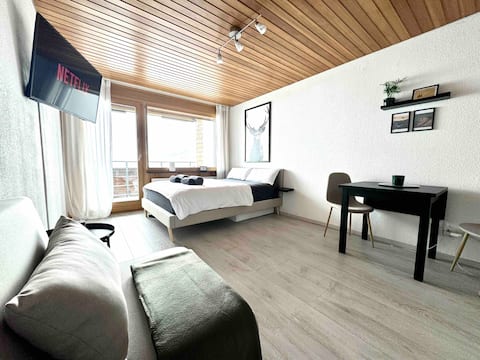 Top performing Airbnb: Studio with lake and mountain views in Laax