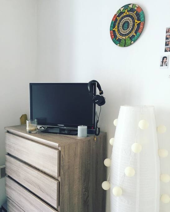 TELEVISION/BEDROOM