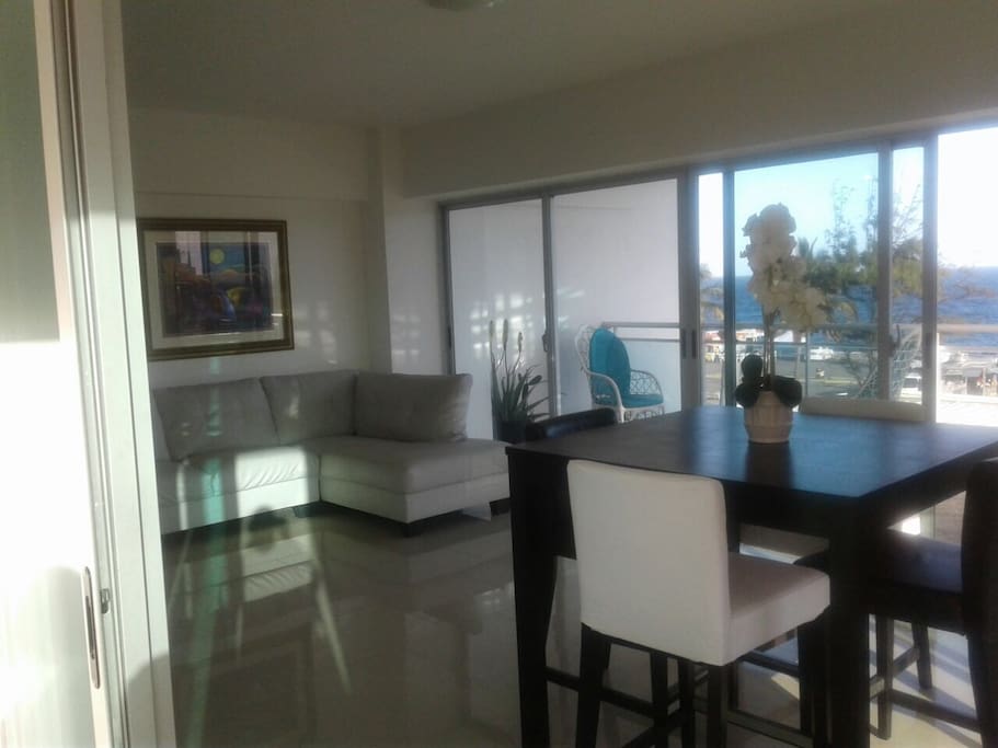 Esta área del apartamento (sala comedor) se puede apreciar el mar sin tener que salir al balcón.