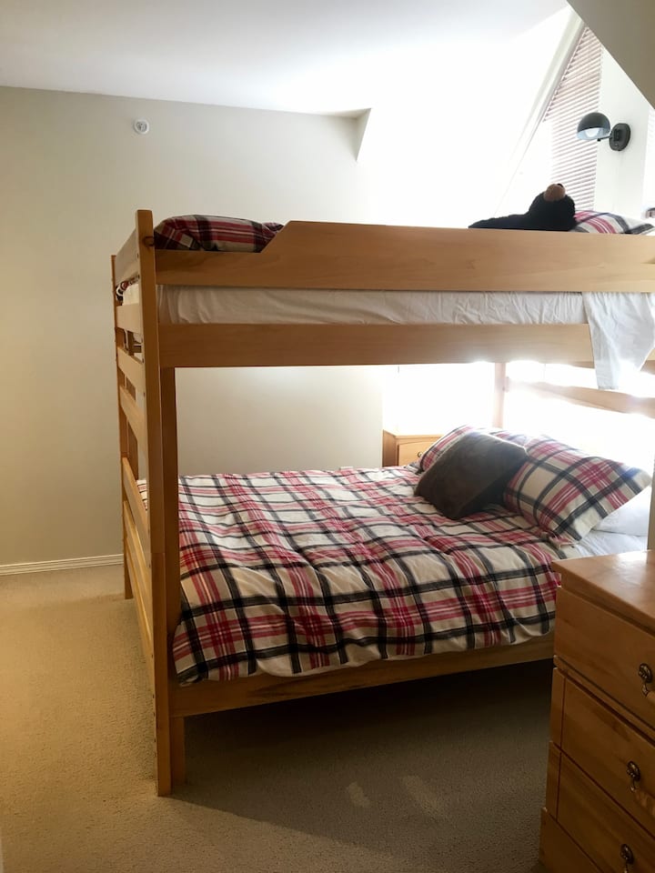 ห้องนอนชั้นบนเตียงควีนไซส์