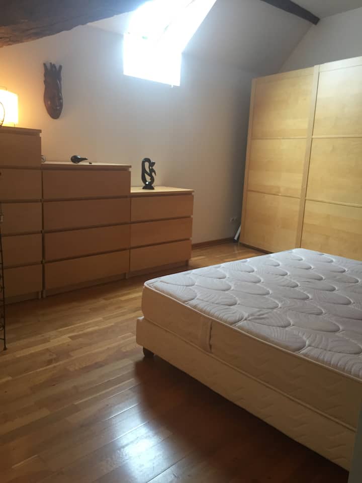 Na podlahe: hlavný apartmán s posteľou „queen size“ a sprchou. Posteľná bielizeň a uteráky sú k dispozícii 