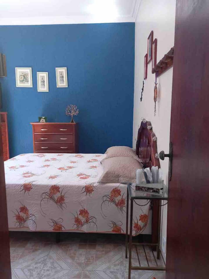 Stražnja soba.
TV s net HD-om.
Stropni ventilator s
kontrola.
Dobra prozračna soba. Sunce samo u jutarnjim satima. Nema klima-uređaja.