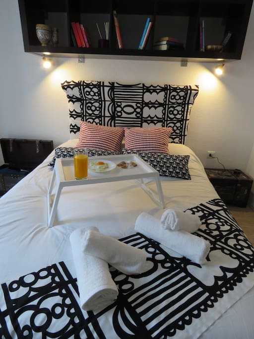 Cama doble para disfrutar de un buen desayuno