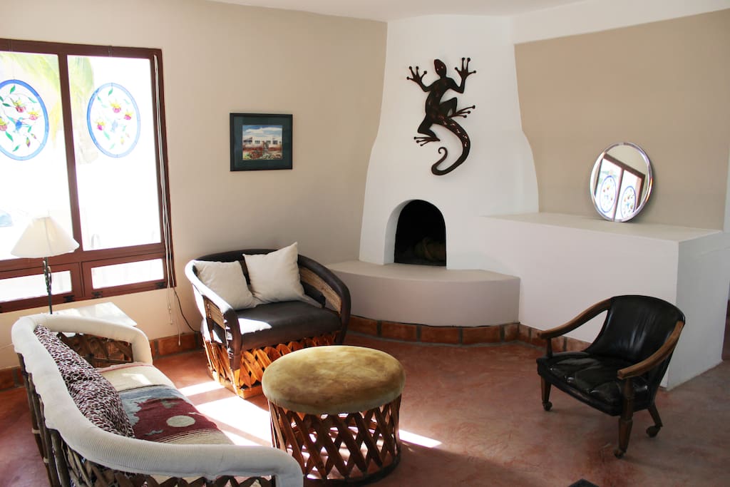 Relax by the fireplace; front views of the ocean, mountains and garden.