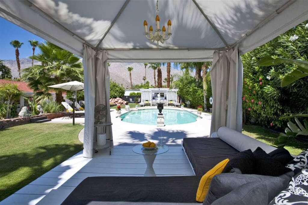 OUTDOOR CABANA - VILLA FONTANA - PALM SPRINGS VACATION RENTAL POOL HOME
