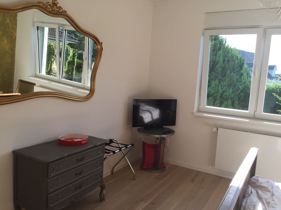 Petite télévision et porte bagages dans la chambre
