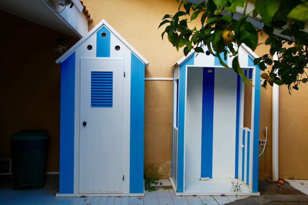 cabine esterne di cui una doccia