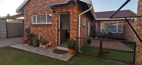 Amazing Flat(75m2)-OR Tambo(9km)/Birchwood(4km)