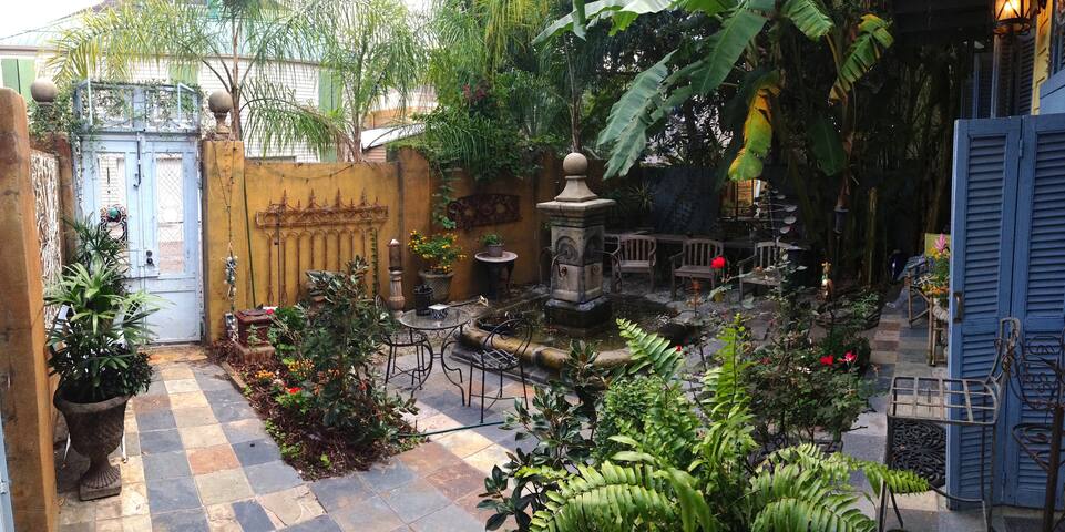 GORGEOUS HOME/POOL & GARDENS 1/2 BK STREETCAR gallery image 4