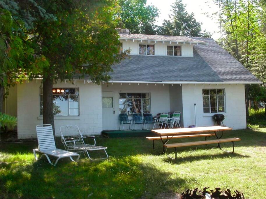 A throwback to the 1950s, this lake cottage sits 20 yards from the water.