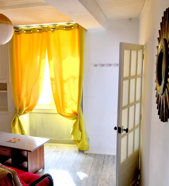 dhomë ndenjjeje private e ndritshme me divan krevat.