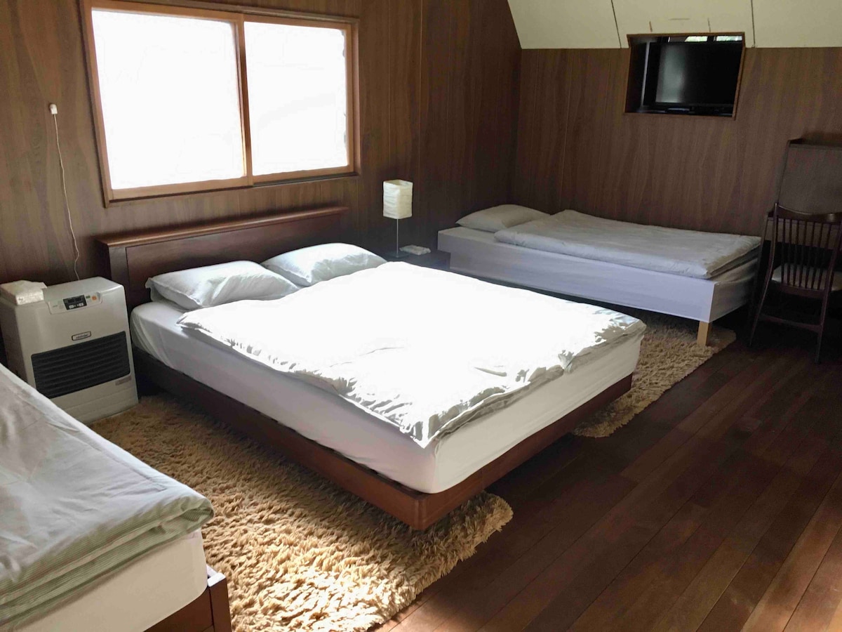 "Takeda" bedroom, 1.st floor, double bed + 2x single bed.

Guest bedroom on the 2nd floor 1.2 single beds and 1 queen bed can accommodate up to 4 people