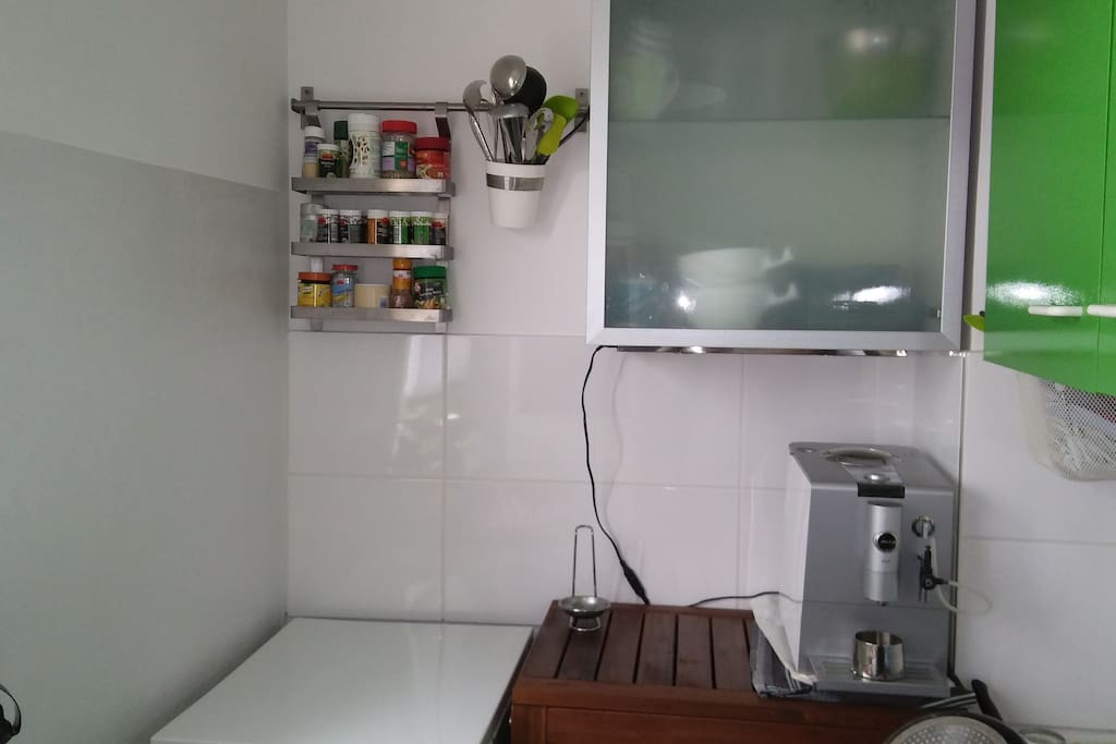 Küche mit Kaffeevollautomat