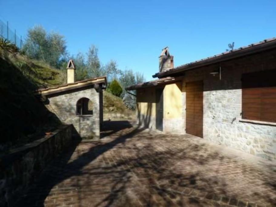piazzaletto esterno dietro la casa