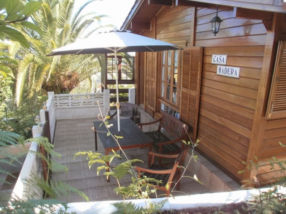 Vorderterrasse mit Gartenmöbel.