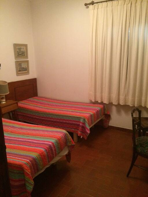 Quarto 2 camas roupeiro e sem varanda Two bed room with windows but no balcony and with wardrobe