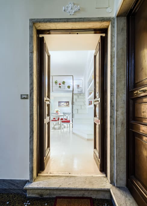 L'entrata dell'appartamento - The entrance of the apt