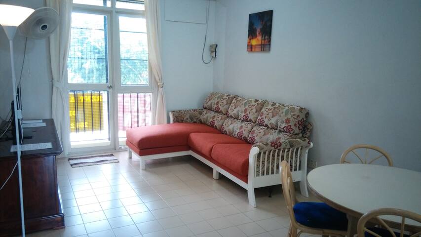 Affordable Walk to the Beach Apartment Homestay