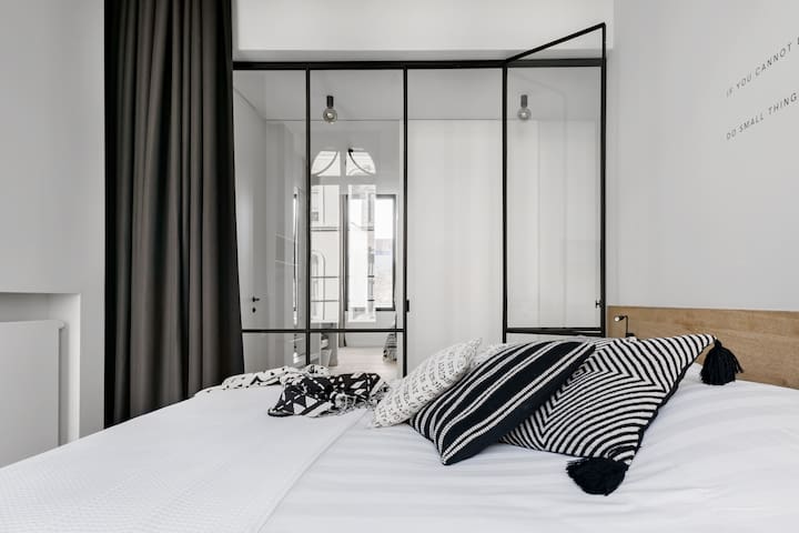 Luxury and charming apartment, with terrace and view over towers of Ghent. gallery image 3