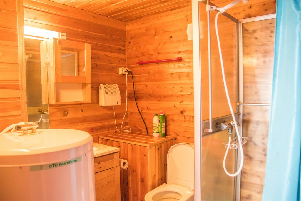 Komplett bad med wc og dusj