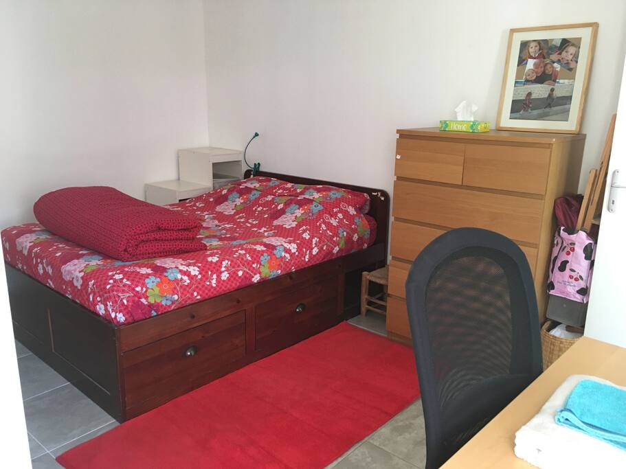 Chambre un lit en 140 x 190 + un bureau