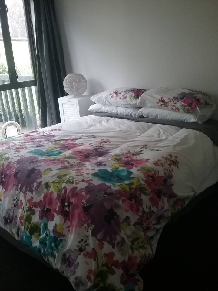 El segundo dormitorio con cama doble se abre a una zona exterior.