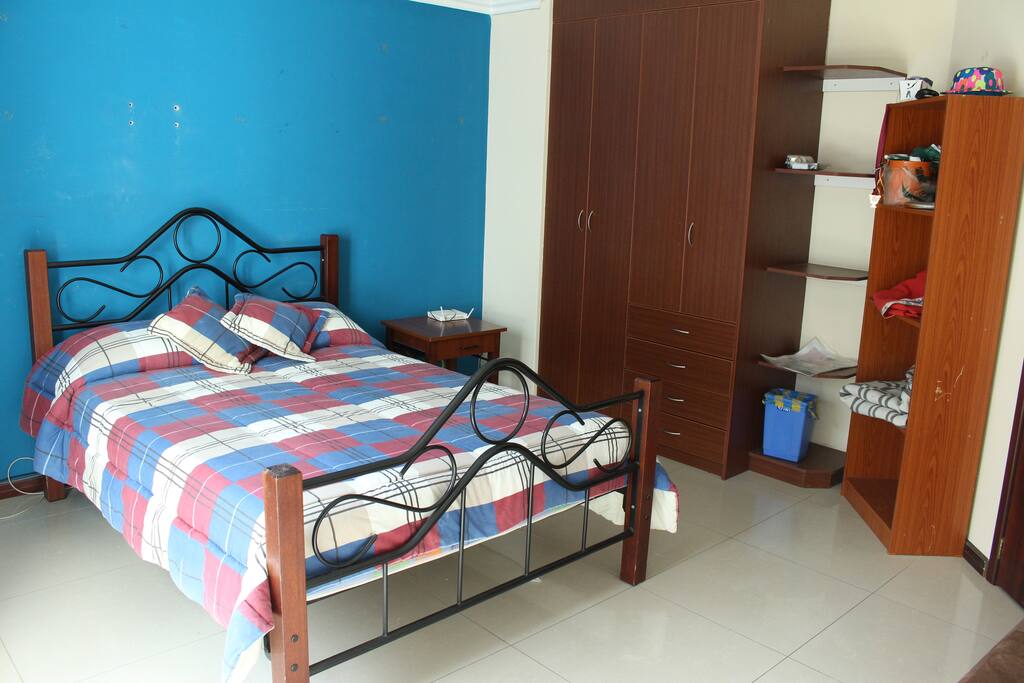 Habitación 2 con baño privado y balcón