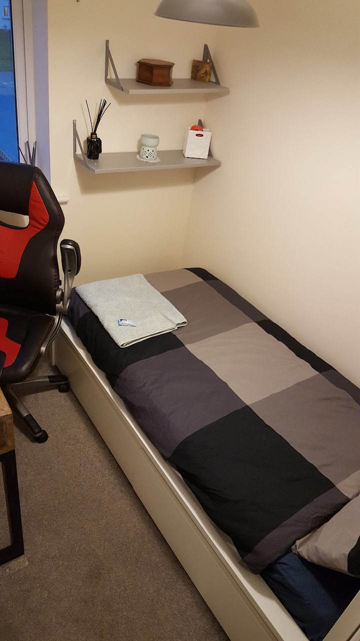 Chumba cha kulala cha 4 kilicho na kitanda kimoja (ukubwa wa 90×190) na michoro 2 chini na reli inayoning 'inia ukutani.