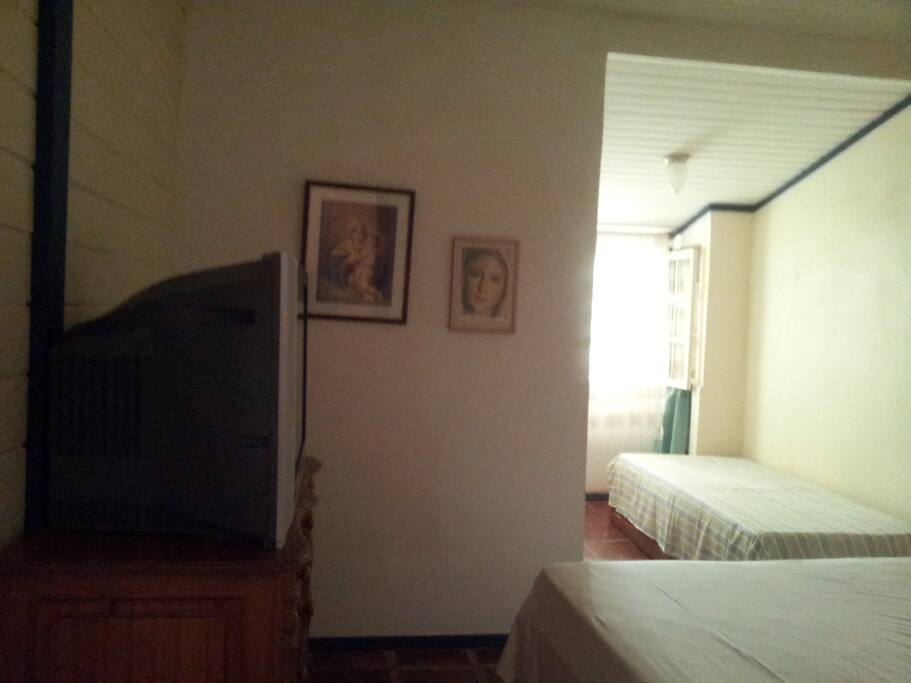 TV, ventilador de teto, 2 camas, WC