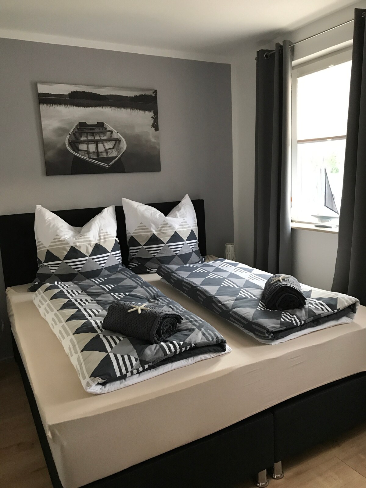 俯瞰乡村的第二间卧室