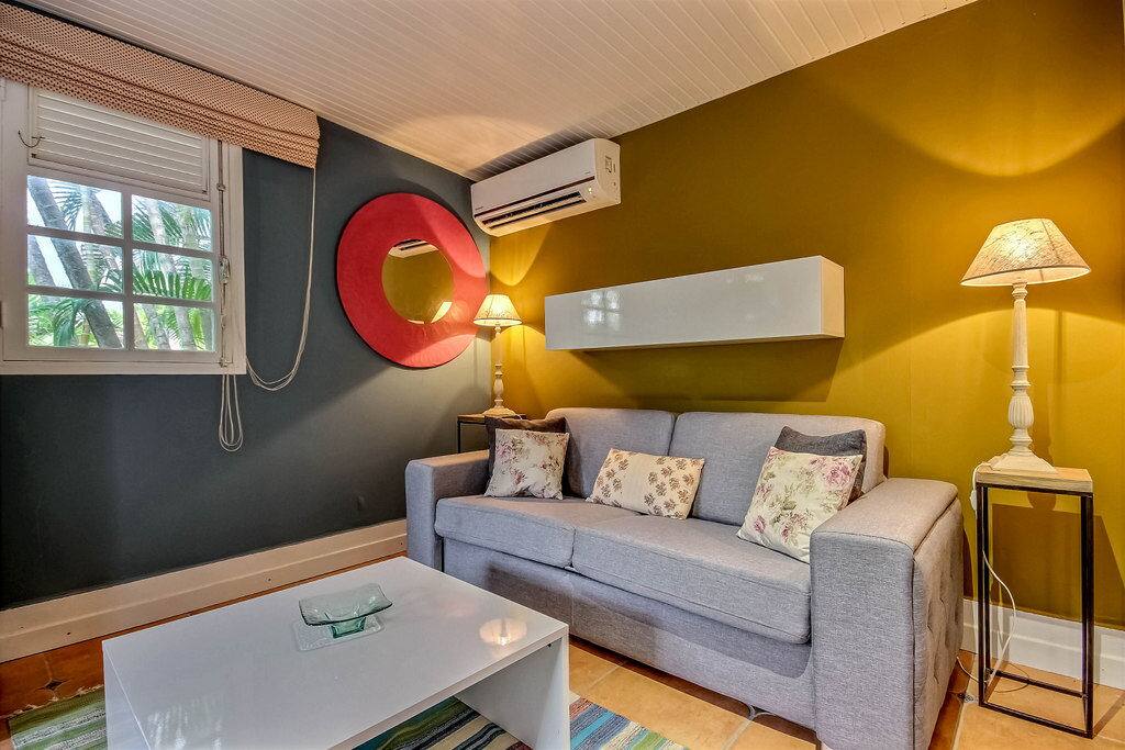 Canapé avec un vrai matelas, Studio Neivy, Le Diamant , Martinique