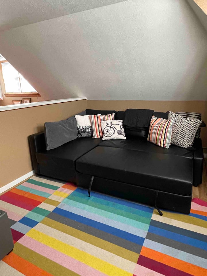 Loft en la planta superior con cama tamaño queen extraíble para 2 personas.