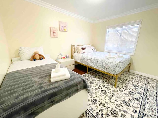 Cozy 3B3B house Disneyland Universal studios