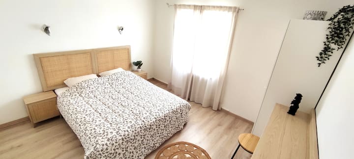 Ქვიშის ოთახი: 

- ორადგილიანი საწოლი (160 × 190 სმ)
- ოფისი