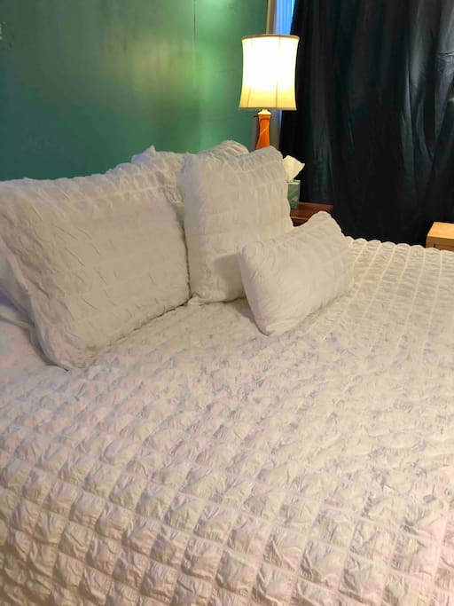Queen bed with comfy pillows.