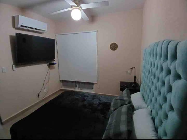 Recamara 1: Má klimatizáciu, stropný ventilátor, 58-palcovú 4K obrazovku s platenou televíziou a Netflixom.