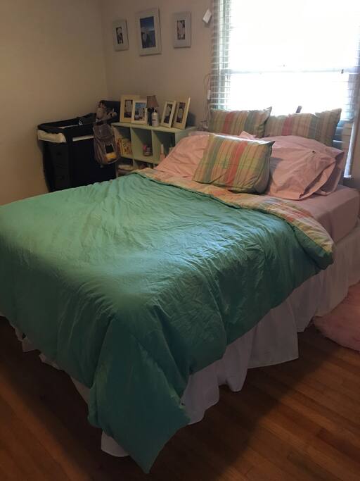 Bedroom 2 (queen bed)