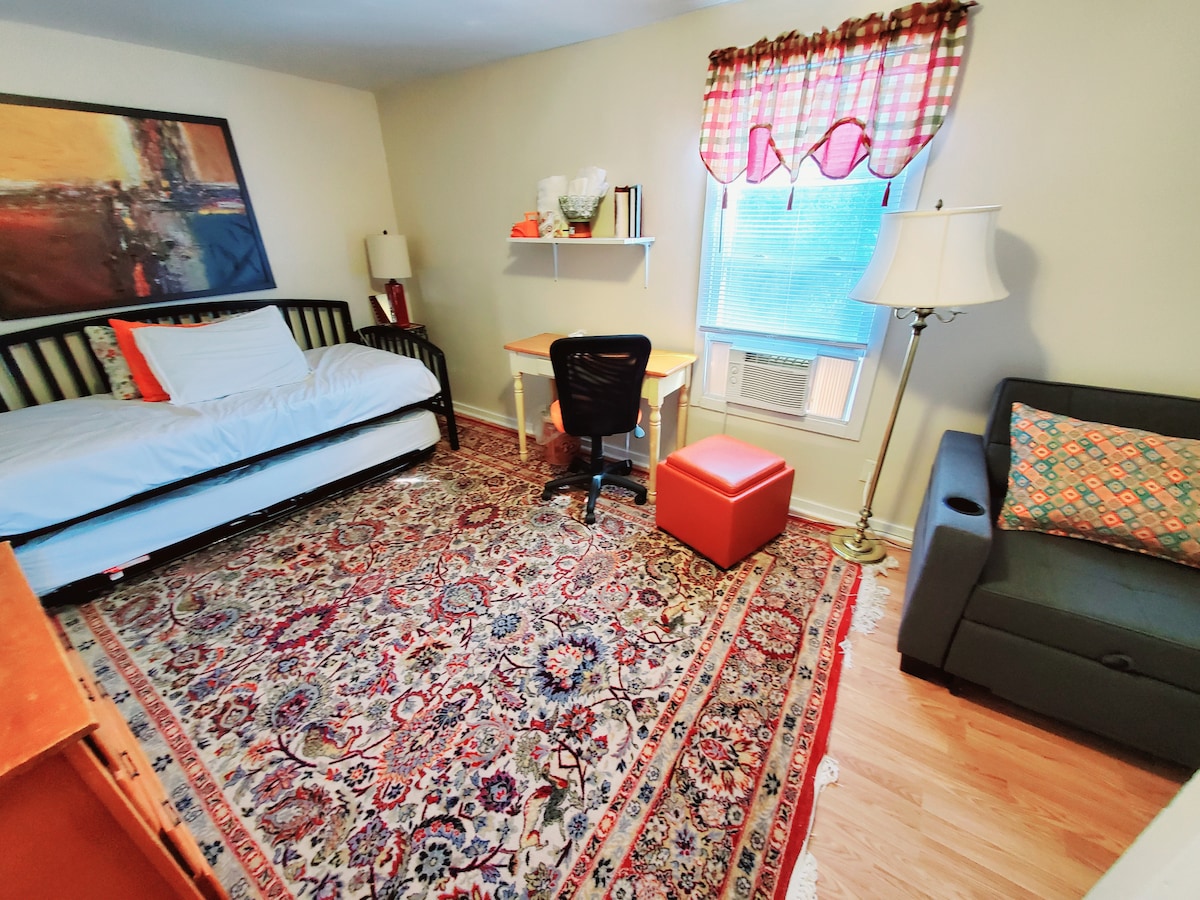 חדר נחמד עם אפשרות לישון 3 או 2. אפשרות למיטה מתקפלת עם גג נפתח. 