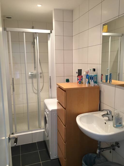 Bathroom incl. washing machine