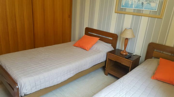 Habitación con 2 camas simples. Se puede armar con ambas camas juntas.