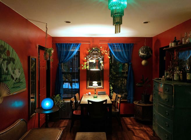 Noir Apartment in Chinatown - Private Room