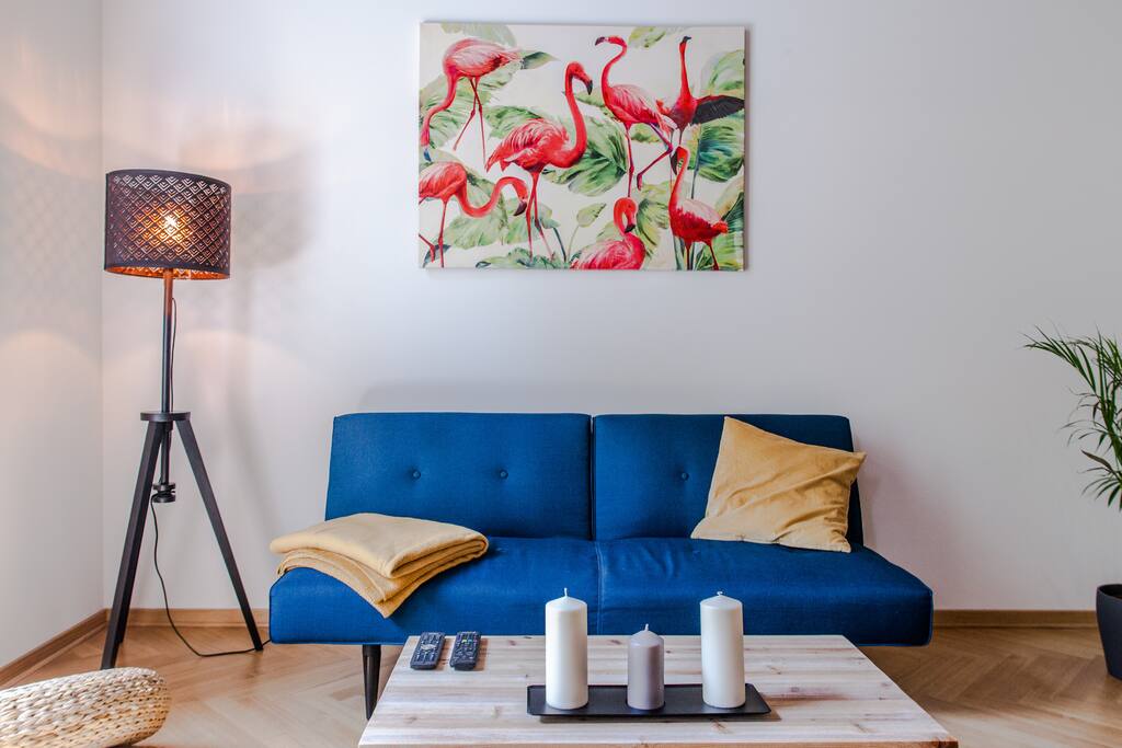 Wohnbereich mit ausklappbarer Couch