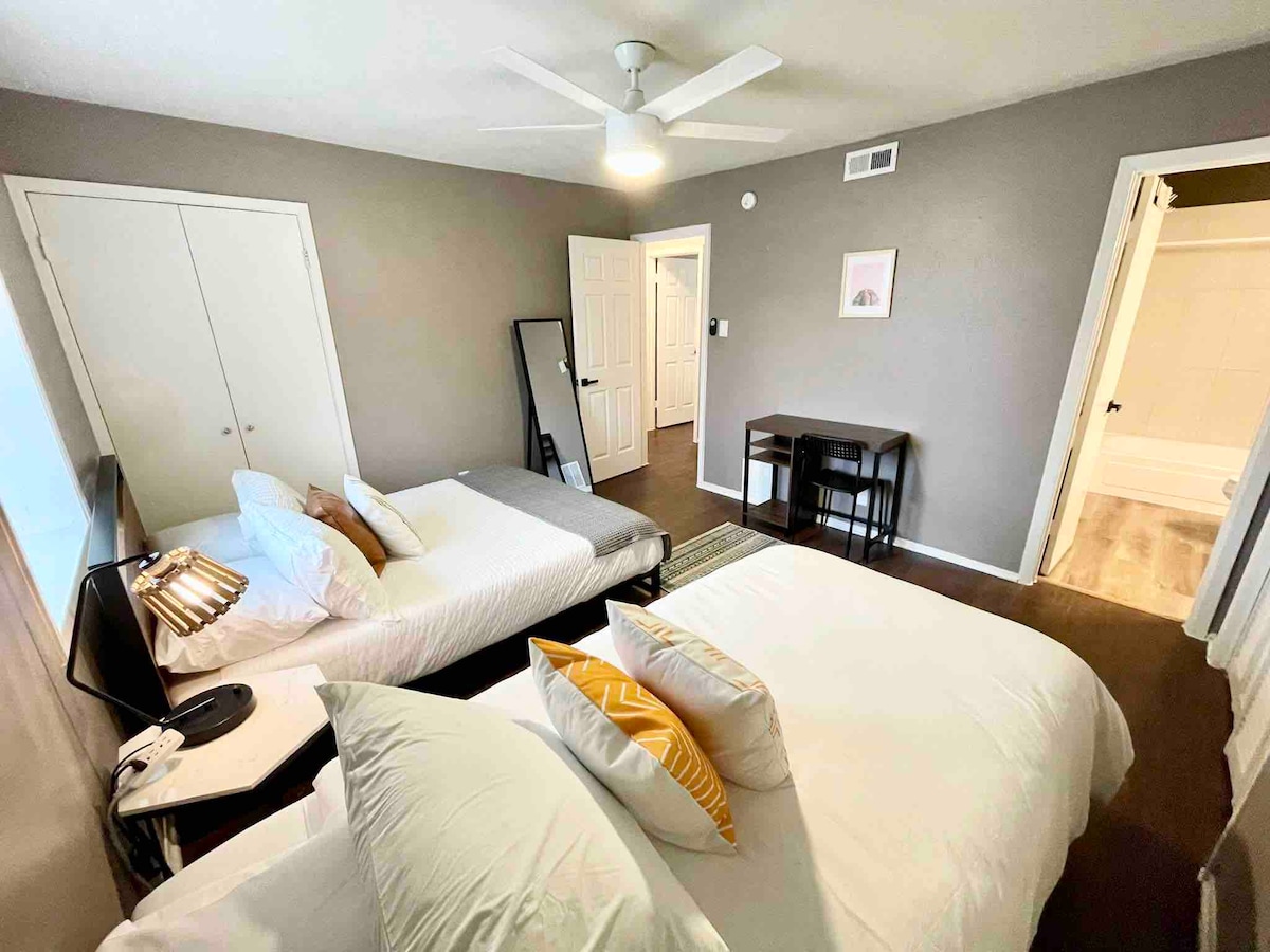 Central 2BR Retreat 5mi from Downtown Patio MC