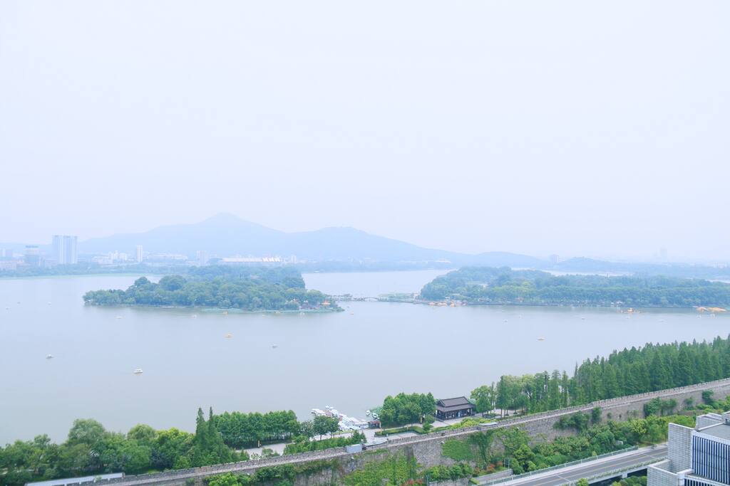临窗湖景~