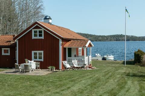 Cosy cottage with private beach