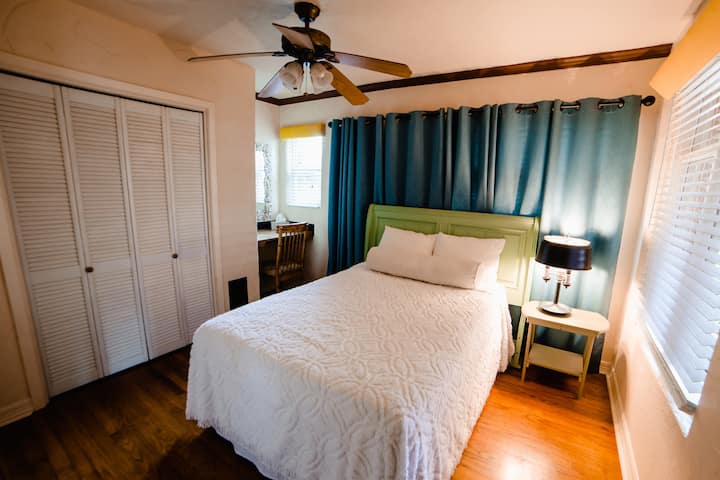 Chambre avec lit queen size, coin toilette et grand placard