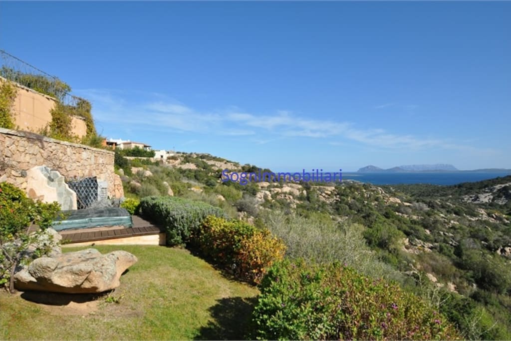 Giardino con vasca idromassaggio