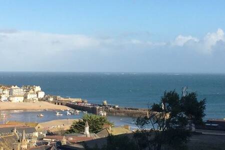 Harbour View 500m from the beach!